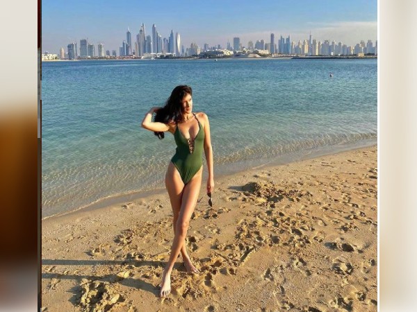 बिकिनी लुक