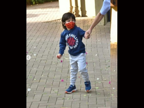 तैमूर अली खान भी करीना के साथ दिखे तैमूर अली खान भी करीना के साथ दिखे