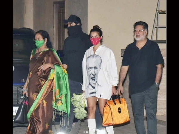 मलाइका और अर्जुन साथ में पहुंचे मलाइका और अर्जुन साथ में पहुंचे