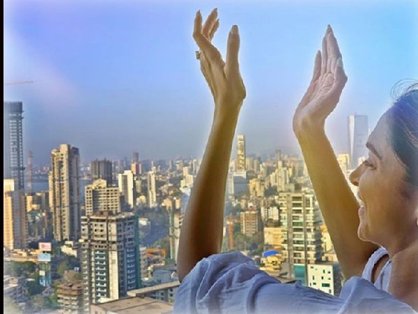 दीपिका पादुकोण की ताली बजाते हुए फोटो दीपिका पादुकोण की ताली बजाते हुए फोटो