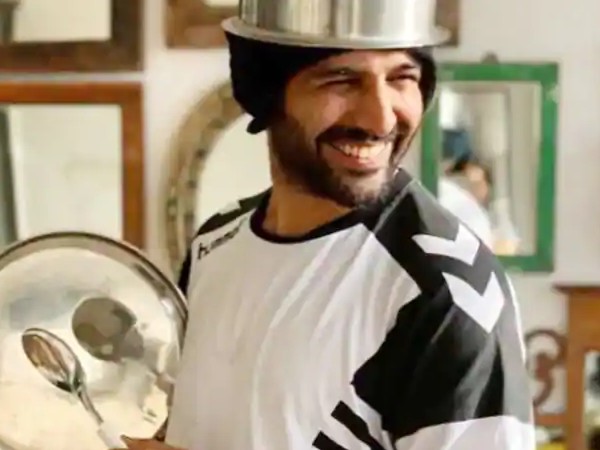 कार्तिक आर्यन की अनोखी फोटो कार्तिक आर्यन की अनोखी फोटो