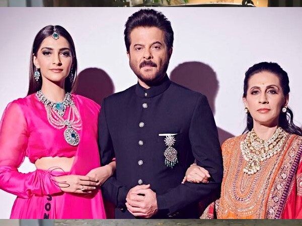 सोनम कपूर ने भी मां को विश किया सोनम कपूर ने भी मां को विश किया