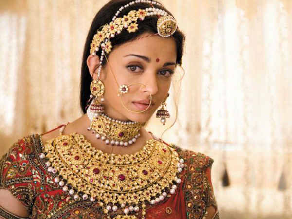 ऐश्वर्या राय - जोधाबाई 