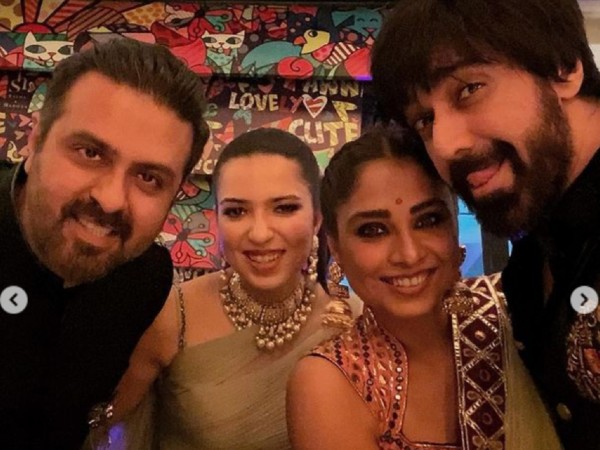 धूम धड़ाका और नाच गाना