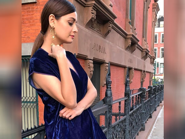 सोशल मीडिया पर एक्टिव