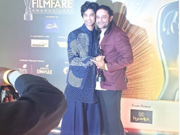 irrfan-khan-s-son-babil-khan-receives-his-filmfare-award-reveals-his-favorite-actor-apart-from-dad irrfan-khan-s-son-babil-khan-receives-his-filmfare-award-reveals-his-favorite-actor-apart-from-dad