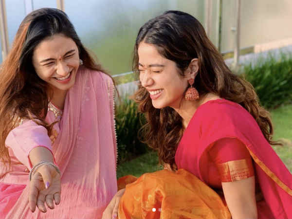 जान्हवी कपूर जब भी श्रीदेवी की याद दिलाती हैं, फैन्स भावुक हो जाते हैं। अब जान्हवी कपूर ने अपने फैन्स को अपने को स्टार रामप्रसाद से मिलवाया। ये शायद उनकी फिल्म गुड लक जेरी की शूट के समय की है। उनकी तस्वीर देख तुरंत ही सभी को श्रीदेवी की सदमा से हरिप्रसाद सीन याद आ गया क्योंकि इस तस्वीर में जान्हवी कपूर हू ब हू, श्रीदेवी जैसी दिख रही हैं। जान्हवी कपूर जब भी श्रीदेवी की याद दिलाती हैं, फैन्स भावुक हो जाते हैं। अब जान्हवी कपूर ने अपने फैन्स को अपने को स्टार रामप्रसाद से मिलवाया। ये शायद उनकी फिल्म गुड लक जेरी की शूट के समय की है। उनकी तस्वीर देख तुरंत ही सभी को श्रीदेवी की सदमा से हरिप्रसाद सीन याद आ गया क्योंकि इस तस्वीर में जान्हवी कपूर हू ब हू, श्रीदेवी जैसी दिख रही हैं।