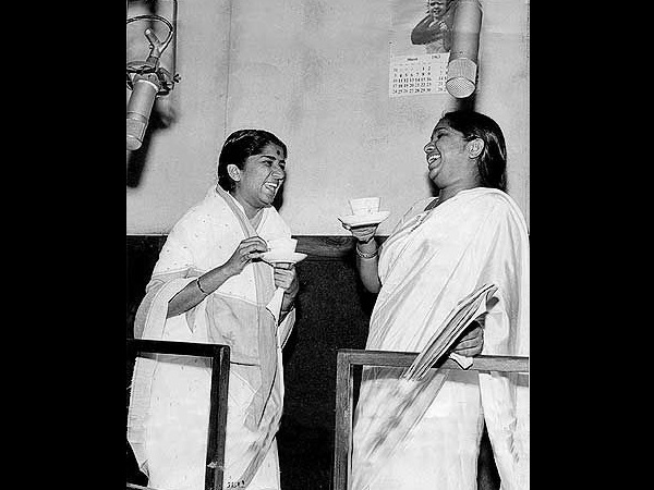 स्टूडियो में बिना चप्पल स्टूडियो में बिना चप्पल