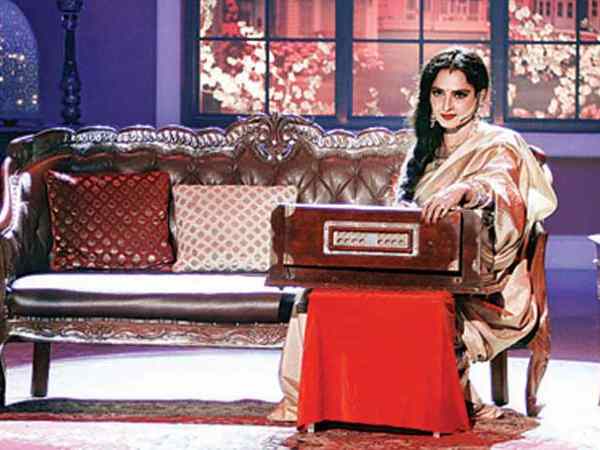 is-rekha-calling-her-industry-friends-and-singing-for-them-on-phone