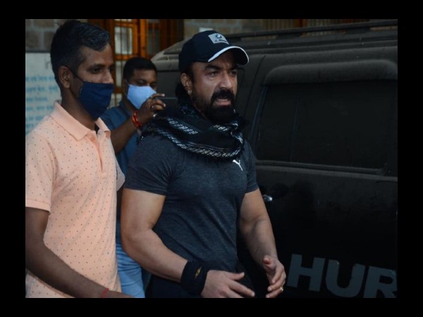 ड्रग पैडलर ने लिया एजाज खान का नाम