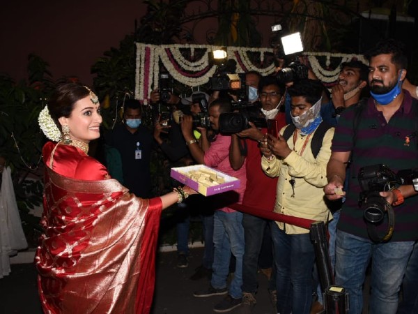 खुद खिलाई थी मिठाईयां खुद खिलाई थी मिठाईयां