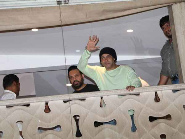 सलमान खान ईद पर फैंस से मुलाकात करते हुए