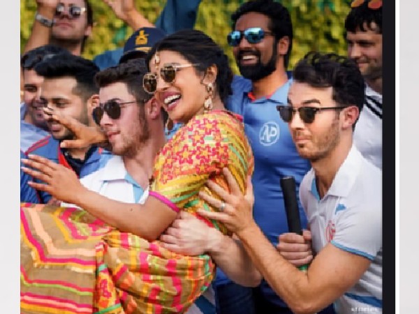 10 साल है उम्र का फासला 10 साल है उम्र का फासला