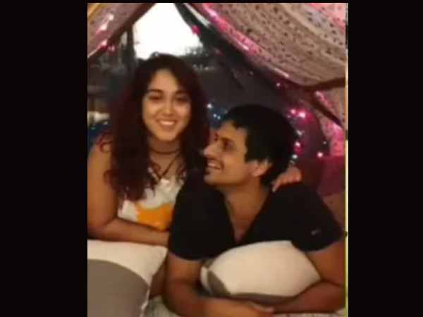 वैलेंटाईन्स डे पर इज़हार वैलेंटाईन्स डे पर इज़हार