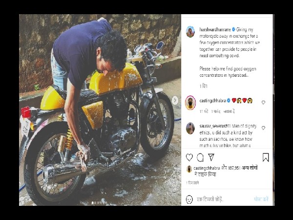 बाइक को साफ करते हुए तस्वीर