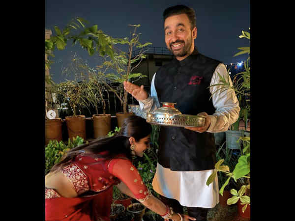 प्यार में डूबा कपल प्यार में डूबा कपल