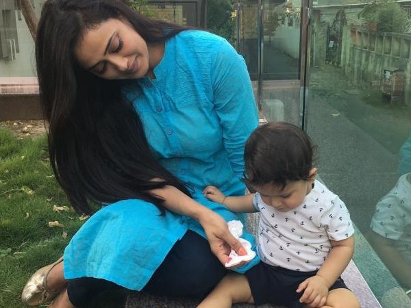 बेटे को अच्छा माहौल देने की कोशिश