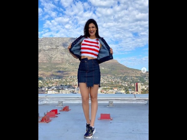 एब्स दिखाते हुए श्वेता तिवारी की तस्वीरें