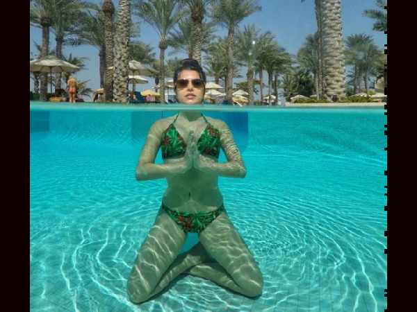 स्विमिंग पूल में योग