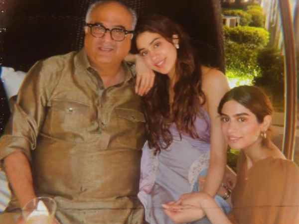 जान्हवी कपूर - खुशी कपूर - बोनी कपूर