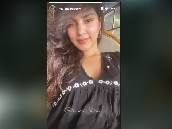 मुस्कुराती हुई दिखीं रिया चक्रवर्ती