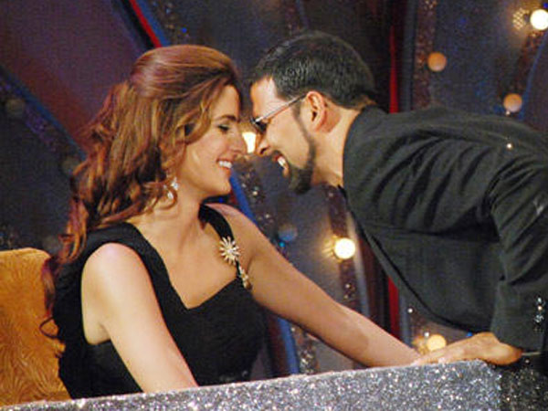 अक्षय कुमार को राखी बांधना