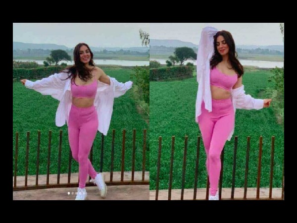 ग्लैमरस हैं श्रद्धा आर्या 