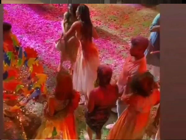 होली भी मनाई साथ