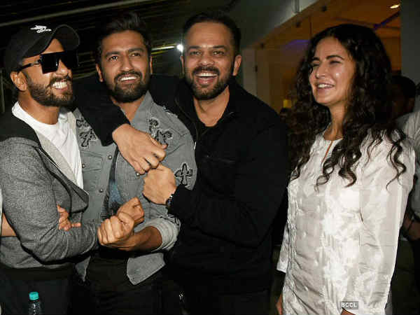 दोस्तों के ग्रुप में हुए शामिल