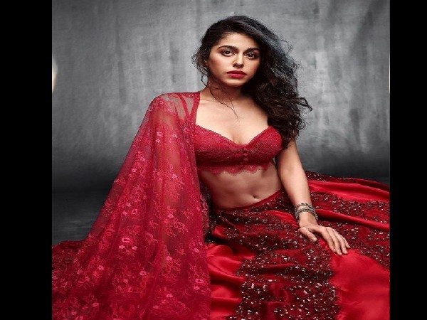 देसी रंग में अलाया फर्नीचरवाला का हॅाट अंदाज देसी रंग में अलाया फर्नीचरवाला का हॅाट अंदाज