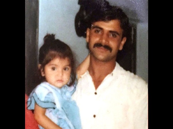 पिता की गोद में अनुष्का शर्मा 