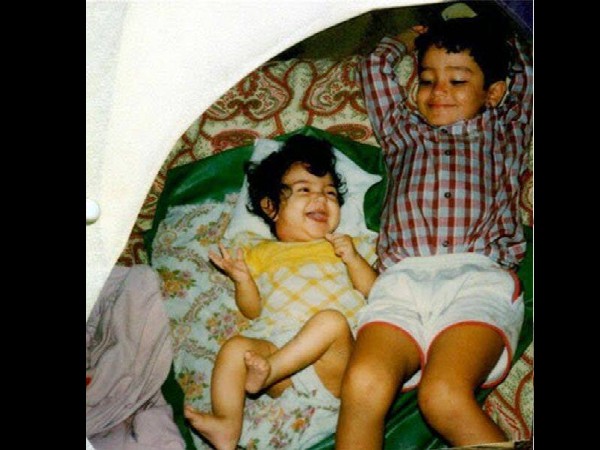 अपने भाई के साथ अनुष्का 