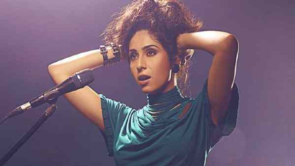 अपना काम दिखाने पहुंची थीं नेहा