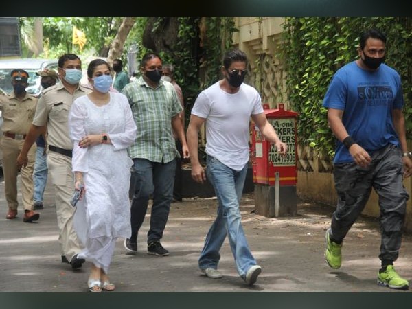 शाहरुख खान ने मां की तरह सायरा बानो को संभाला