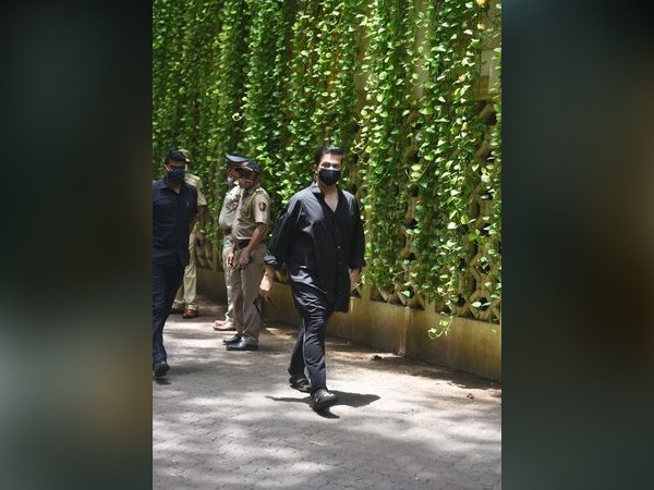 करण जौहर भी दिलीप कुमार के अंतिम दर्शन के लिए पहुंचे
