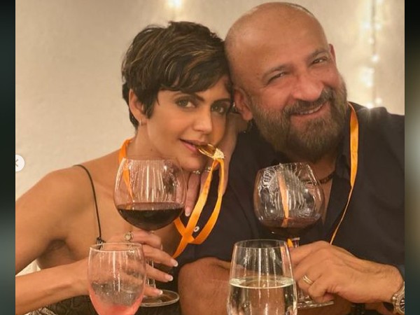 कुछ बोल नहीं पाईं मंदिरा बेदी कुछ बोल नहीं पाईं मंदिरा बेदी