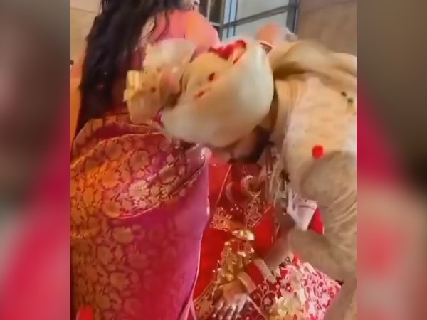 आशीर्वाद लिया