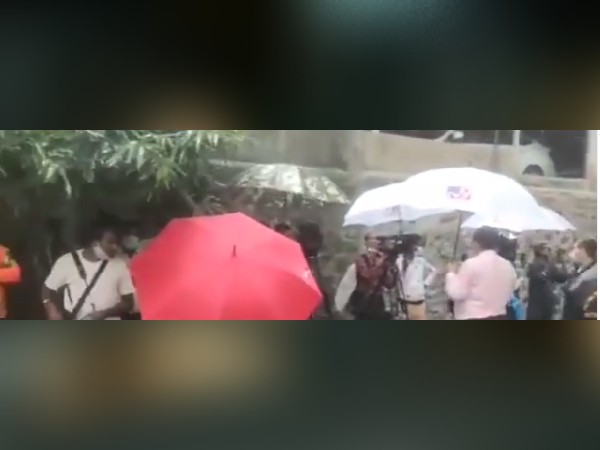 घर के बाहर सुरक्षा के इंतजाम, फैंस की भीड़ उमड़ी