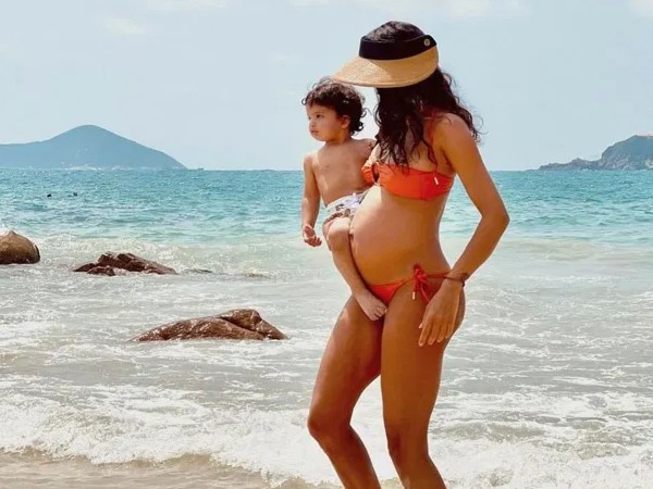 बेबी बंप की तस्वीर