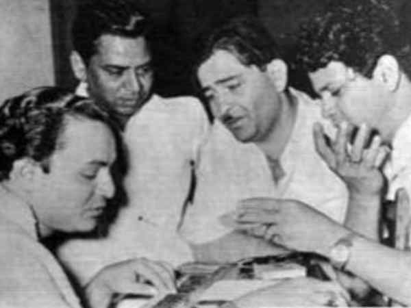 मुकेश के निधन की खबर सुनकर टूट गए थे राजकपूर मुकेश के निधन की खबर सुनकर टूट गए थे राजकपूर