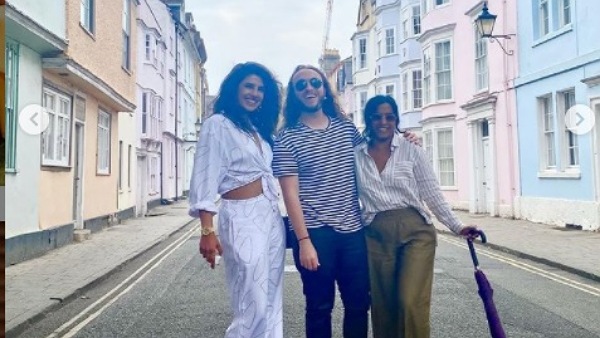 दोस्तों के साथ प्रियंका चोपड़ा