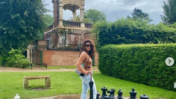 स्टाइलस पोज चेस गेम बोर्ड पर प्रियंका चोपड़ा