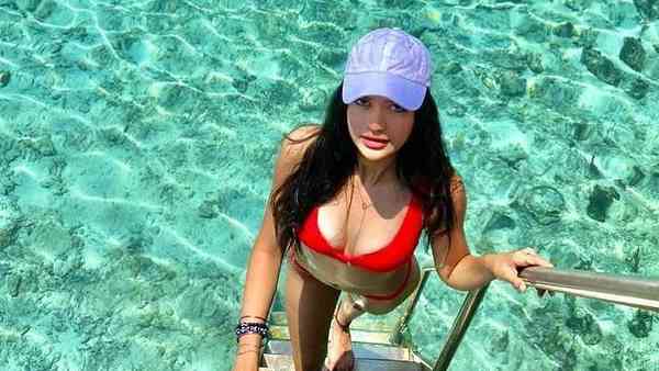 तस्वीरों से सुर्खियों में