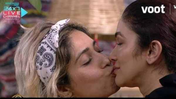 टास्क में हुआ लिपलॉक