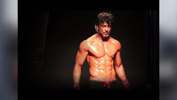 शाहरुख खान ने दिखाए 6 एब्स शाहरुख खान ने दिखाए 6 एब्स