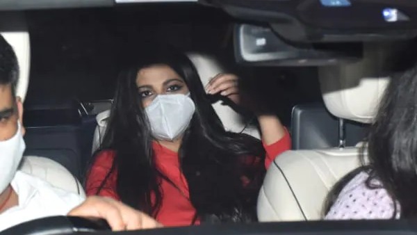 रिया कपूर की शादी में ये गेस्ट नजर आए रिया कपूर की शादी में ये गेस्ट नजर आए