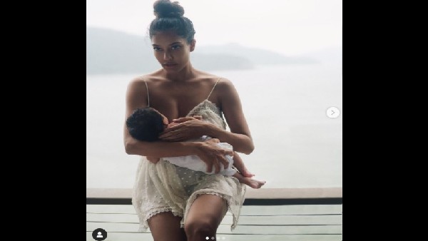 ब्रेस्टफीडिंग कराते हुए लीजा हेडन ब्रेस्टफीडिंग कराते हुए लीजा हेडन