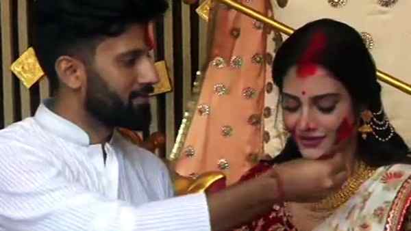 नवंबर से पति से अलग