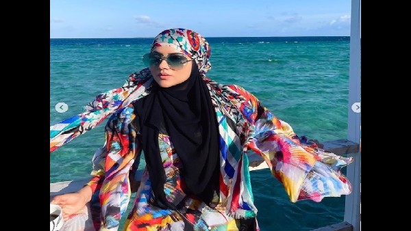 मल्टीरंग के बुर्के में सना खान खूबसूरत मल्टीरंग के बुर्के में सना खान खूबसूरत