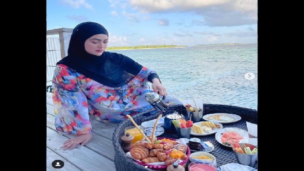 अचानक सना खान ने की शादी, मालदीव में पति के साथ सना खान अचानक सना खान ने की शादी, मालदीव में पति के साथ सना खान